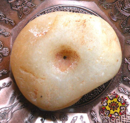 Pierres percées porte bonheur du Népal - poids de métier à tisser antique. La Magie du Bouddha.