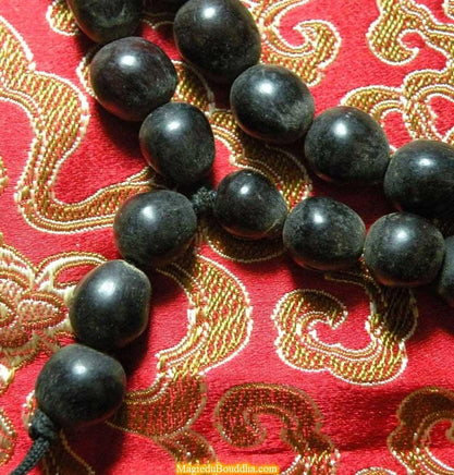 Chapelet Bouddhiste en graine d'arbre à savon bénit par le Vénérable Phra Ajarn Sakorn. La Magie du Bouddha.