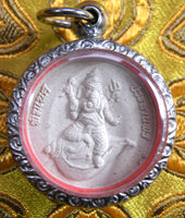 Petite amulette blanche Phra Pikanet Phratan Pön - Wat Saman Ratanaram. La Magie du Bouddha.