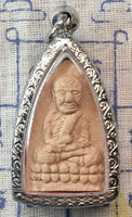 Amulette Luang Phor Thuat en poudre sacrée – Vénérable LP Phon (Wat Intharam) La Magie du Bouddha.