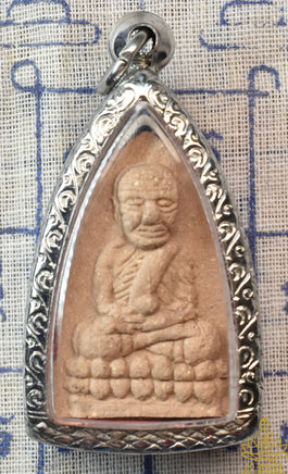 Amulette Luang Phor Thuat en poudre sacrée – Vénérable LP Phon (Wat Intharam) La Magie du Bouddha.