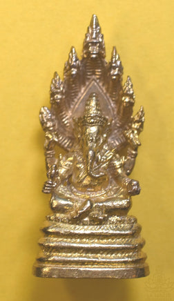 Amulette dorée de Phra Pikanet sous le roi des Nâgas – Vénérable Lersi Po Kassem La Magie du Bouddha.