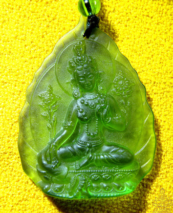 Collier en verre de Tara verte. La Magie du Bouddha.