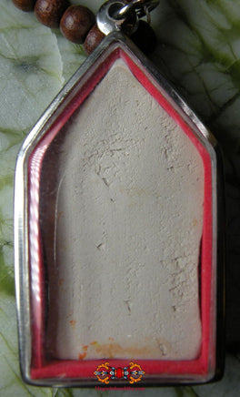 Chapelet bouddhiste sacré avec amulette du Bouddha Phra Budhajao. La Magie du Bouddha.