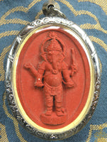 Amulette Phra Pikanet debout – Série limitée Samrit Samret Somphratana (Wat Phra Pathom Chedi, 2025) La Magie du Bouddha.