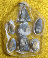 Collection de sept amulettes Bouddhistes miniatures anciennes en plomb. La Magie du Bouddha.