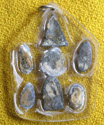 Collection de sept amulettes Bouddhistes miniatures anciennes en plomb. La Magie du Bouddha.