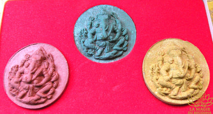 Collection de trois amulettes Phra Pikanet / Luang Phor Pak Deng - Wat Phra Mani. La Magie du Bouddha.