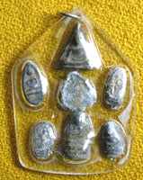 Collection de sept amulettes Bouddhistes miniatures anciennes en plomb. La Magie du Bouddha.