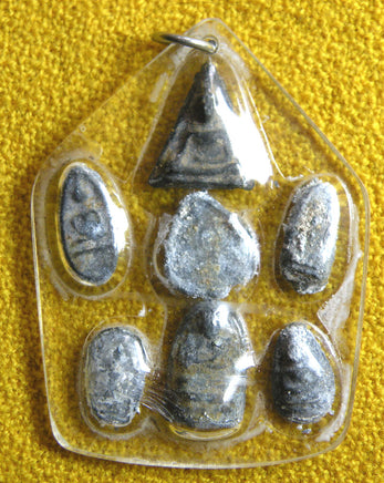 Collection de sept amulettes Bouddhistes miniatures anciennes en plomb. La Magie du Bouddha.