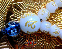 Chapelet Bouddhiste mala en perles de pierre sacrée Chinoise fluorescente Ye Ming Zhu gravée de mantra. La Magie du Bouddha.