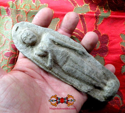 Grande tablette votive en terre cuite du Bouddha debout. La Magie du Bouddha.