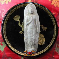 Grande tablette votive en terre cuite du Bouddha debout. La Magie du Bouddha.