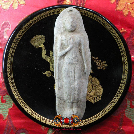 Grande tablette votive en terre cuite du Bouddha debout. La Magie du Bouddha.