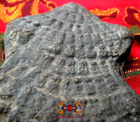 Tablette votive Thaï ancienne en terre cuite. La Magie du Bouddha.