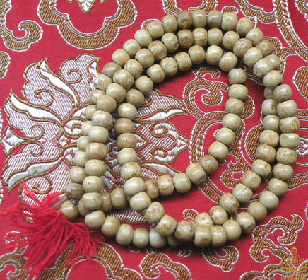 Collection de reliques sarira, chapelet et image du Bouddha. La Magie du Bouddha.