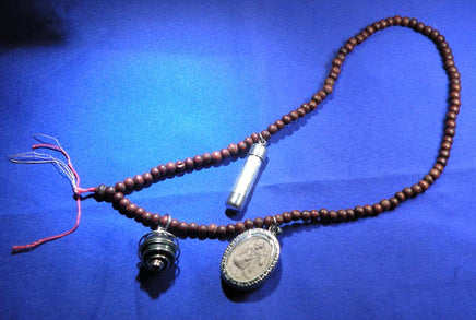 Chapelet Thaï avec trois amulettes : Look Sakot, Takut et LP Tanjai - Très Vénérable LP Suwang. La Magie du Bouddha.