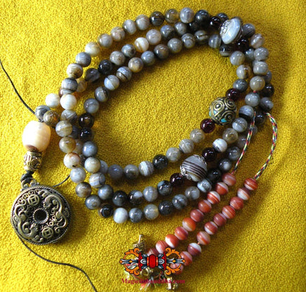Chapelet tibétain mala en agate dzi. La Magie du Bouddha.