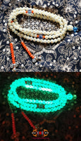 Chapelet Bouddhiste mala en perles de pierre sacrée Chinoise fluorescente Ye Ming Zhu gravée de mantra. La Magie du Bouddha.