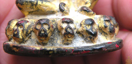 Rare statuette ancienne de Ganesh tantrique assis sur un trône de crânes. La Magie du Bouddha.