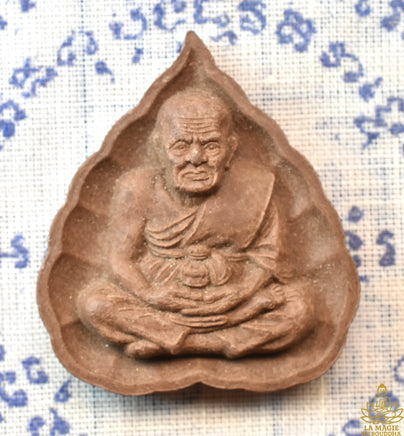Amulette Luang Phor Thuat – Poudre sacrée et fer bleu Lek Namphi (Wat Chaimongkol – 2015) La Magie du Bouddha.