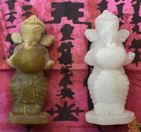 Statuettes artisanales de Ganesh debout portant un gâteau sacré – pierre blanche et verte La Magie du Bouddha.