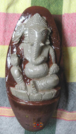 Ganesh sculpté dans un Shiva Lingam. La Magie du Bouddha.