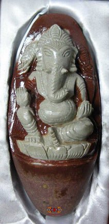 Ganesh sculpté dans un Shiva Lingam. La Magie du Bouddha.