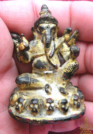 Rare statuette ancienne de Ganesh tantrique assis sur un trône de crânes. La Magie du Bouddha.