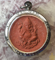 Amulette rouge double face Phra Pikanet / Luang Phor Thuad – Wat Pakraow (2008) La Magie du Bouddha.