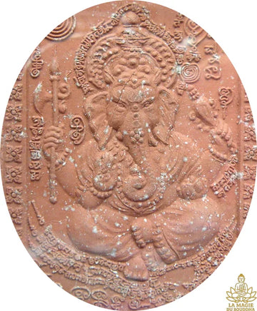 Grande amulette rouge de Phra Pikanet (Ganesh) – Wat Rat Charoen Tham La Magie du Bouddha.