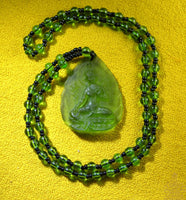 Collier en verre de Tara verte. La Magie du Bouddha.
