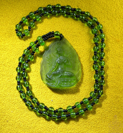 Collier en verre de Tara verte. La Magie du Bouddha.