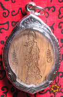 Amulette en bois gravé de Guan Yin - temple du Très Vénérable LP Suwang. La Magie du Bouddha.