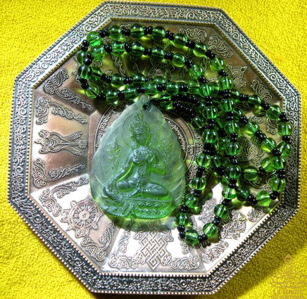 Collier en verre de Tara verte. La Magie du Bouddha.