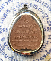 Amulette Luang Phor Thuat – Poudre sacrée et fer bleu Lek Namphi (Wat Chaimongkol – 2015) La Magie du Bouddha.