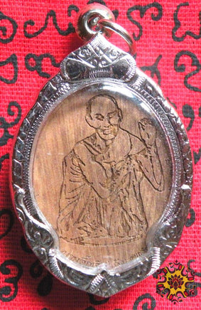 Amulette en bois gravé de Guan Yin - temple du Très Vénérable LP Suwang. La Magie du Bouddha.