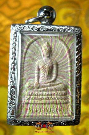 Belle amulette multicolore du Bouddha noir Luang Phor Dam - Wat Lat Sing. La Magie du Bouddha.