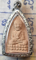 Amulette Luang Phor Thuat en poudre sacrée – Vénérable LP Phon (Wat Intharam) La Magie du Bouddha.