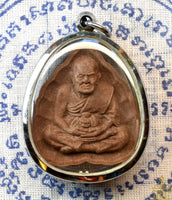 Amulette Luang Phor Thuat – Poudre sacrée et fer bleu Lek Namphi (Wat Chaimongkol – 2015) La Magie du Bouddha.