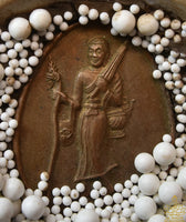 Perles reliques sacrées en pot Benjarong avec médaille de Phra Siwali – Wat Phanang Choeng (Ayutthaya)