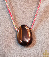 Galet-Pendentif Œil de Tigre – Bénédiction du Vénérable Lersi Tafai. La Magie du Bouddha.