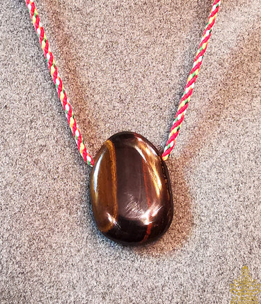 Galet-Pendentif Œil de Tigre – Bénédiction du Vénérable Lersi Tafai. La Magie du Bouddha.