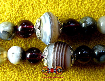 Chapelet tibétain mala en agate dzi. La Magie du Bouddha.