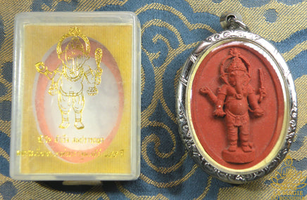 Amulette Phra Pikanet debout – Série limitée Samrit Samret Somphratana (Wat Phra Pathom Chedi, 2025) La Magie du Bouddha.