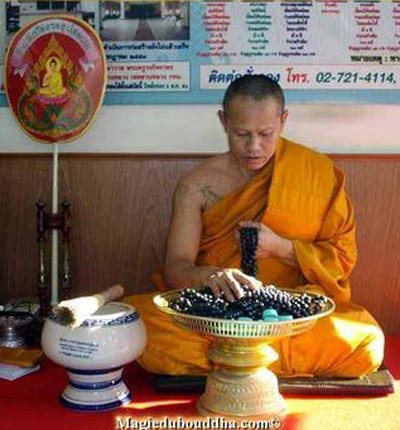 Chapelet Bouddhiste en graine d'arbre à savon bénit par le Vénérable Phra Ajarn Sakorn. La Magie du Bouddha.