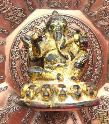 Rare statuette ancienne de Ganesh tantrique assis sur un trône de crânes. La Magie du Bouddha.