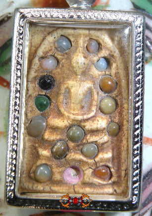 Précieuses amulettes Phra Somdej (avec reliques sarira) - Wat Pichaya Yatikharam. La Magie du Bouddha.