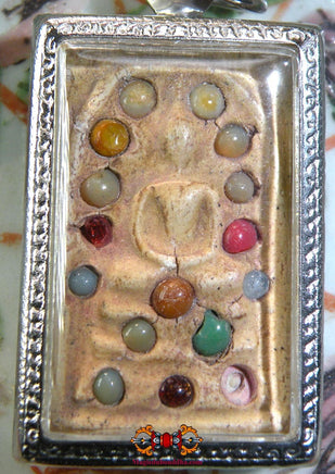 Précieuses amulettes Phra Somdej (avec reliques sarira) - Wat Pichaya Yatikharam. La Magie du Bouddha.