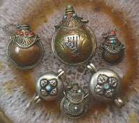 🙏🏽 Reliquaire Tibétain Ga’au rempli de perles reliques Sarira multicolores 🙏🏽